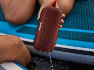 Динамик SoundLink Flex Bluetooth достают из воды